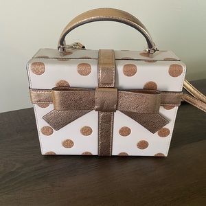White Kate Spade bag with rose gold bow and strap. No marks or scratches
